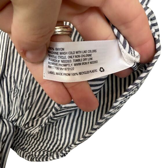 Universal thread gray striped v neck front tie top size large - Picture 3 of 6